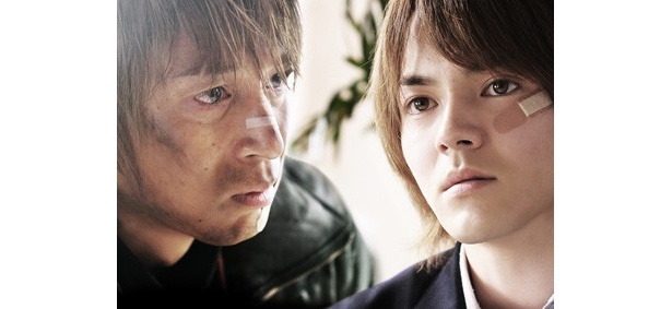 関東一の暴走族でかつて総長を務めた男を徳井義実が演じ、その息子に林遣都が扮した