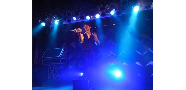 パフォーマンスをする酒田慎吾さん