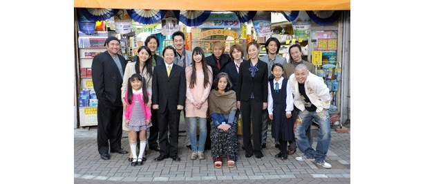 劇中でも登場する登場人物による集合写真