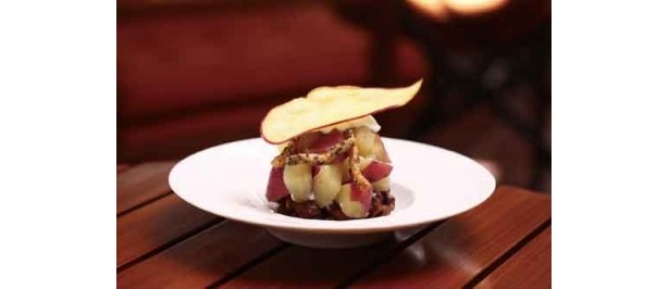 サツマイモとかりんとうが絶妙なマッチング。「あめんぼcafe」のあめんぼさんの芋タルト（650円）