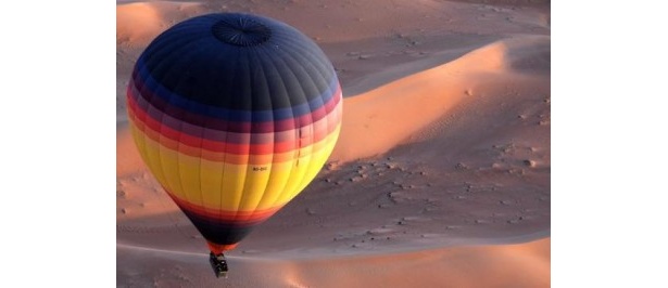 ドバイの郊外には、黄金色に輝く砂漠地帯が広がる