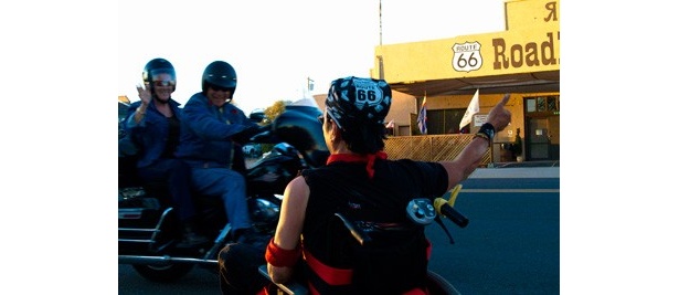 車椅子生活を余儀なくされた通称CAPさんが仲間や家族とともにアメリカを旅する