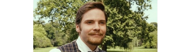 主人公コンラート・コッホを演じるダニエル・ブリュール