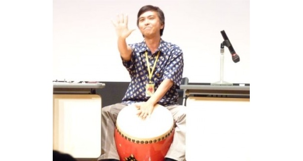 平田部長は太鼓を抱えて“歓迎の歌”を披露
