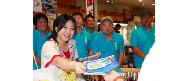 来店客に自ら石垣島のパンフレットを手渡す