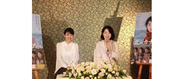 撮影の裏話など笑顔を交えて語る2人
