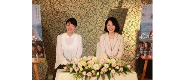 にこやかに質問に答える2人