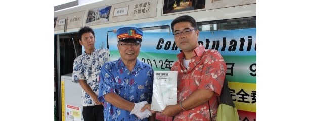 “乗り鉄”歴40年！ 大阪在住の男性、自身の誕生日に沖縄「ゆいレール」で国内全線制覇達成