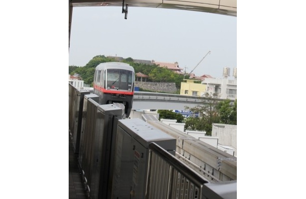 佐藤さんを乗せた車両が国内線全線乗車の“終着”となる首里駅にいよいよ到着！