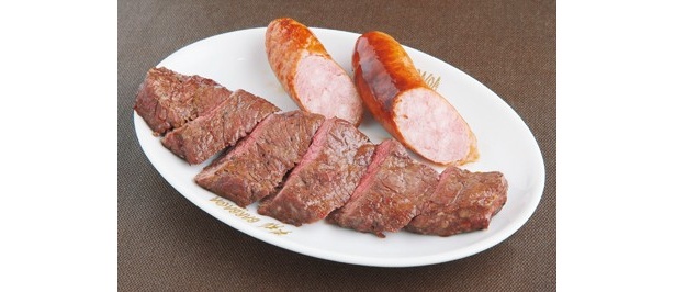 【写真を見る】ジューシーな肉料理を堪能！