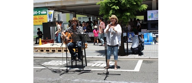 ライブには20組以上のミュージシャンが参加