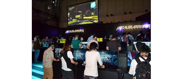 夢中になって新作ゲームをプレイする来場者たち