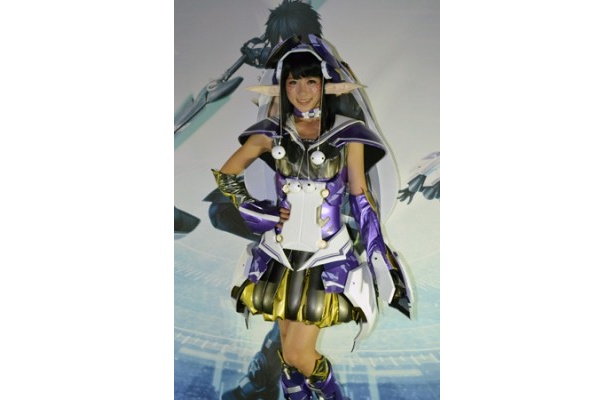 「ファンタシースターオンライン」ブースにはコスプレ美女も登場