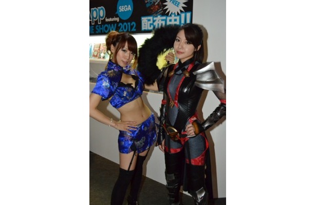 ボディラインがはっきり分かるスーツ姿の美女も