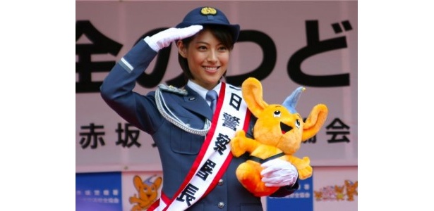女子警官制服姿も超キュート！　女優・瀧本美織が交通安全を呼び掛け
