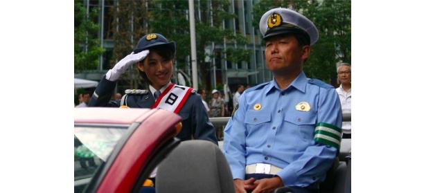 【写真を見る】警察官の制服姿で瀧本美織が街中パレードへ！