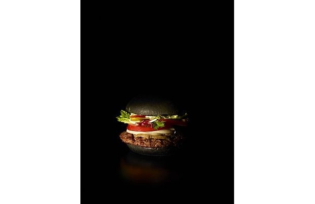 【写真を見る】夜には見えなくなる!?漆黒の「黒バーガー」はこんな感じ！