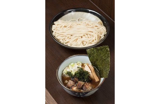 「高山ラーメンの代表格といえばコチラ。魚介系で濃厚な醤油味のつけ汁とモッチリしてかみごたえのある平打ち麺の相性は最高です！」東海ウォーカーラーメン担当・嶋村光世