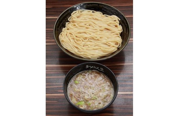 「関西屈指の鶏白湯スープに、女性客のファンも多し！　麺との絡み具合も抜群で、週に何度でも食べたくなるほどクセになるつけ麺です」関西ウォーカーラーメン担当・赤井謙司