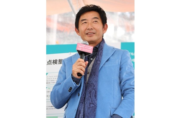 クルマ好きで知られる石田純一さん。自由奔放なローラさんに自動車点検の知識をレクチャー