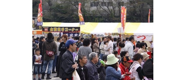 【写真を見る】人気餃子店が勢ぞろい！　「浜松餃子まつり2011」の様子はこちら！