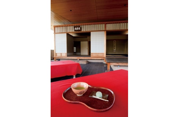 「茶室 古香庵」の東山1000円　日本茶の老舗「一保堂茶舖」のお抹茶と、京都菓匠「末富」の季節の生菓子のセット