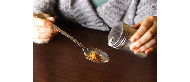 テーブル上の「とび辛」で有料の辛さの調整に挑みます。風味以外は再現可能!?