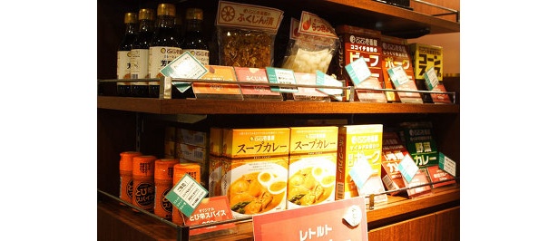 店の入り口には販売コーナーも。「とび辛」も購入できるのだ