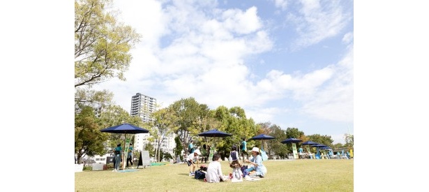 「水都大阪フェス2012 」は中之島公園でのピクニックイベントなど催しが多数。屋台も多数出店