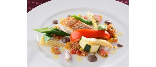 鮮魚のポワレ ひじきのピュレとカラフル野菜　スペイン産オリーブオイルの冷製ソース