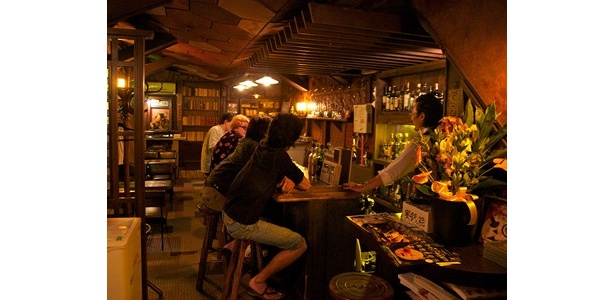 「BAR探偵」店内は落ち着いた大人の雰囲気になっている