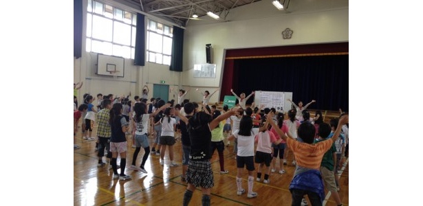生徒も先生も一緒に防犯ダンス！