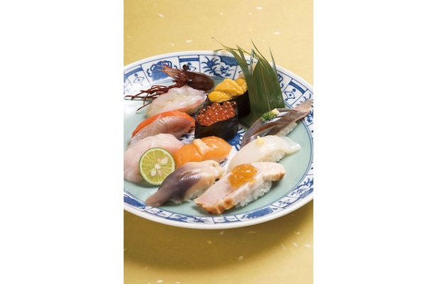 「うしお亭」大丸京都店限定セット￥3780各日限定80セット。1000個に1個しかない赤玉ホタテや積丹産の塩水生ウニ、新物イクラなど10貫の盛合わせ