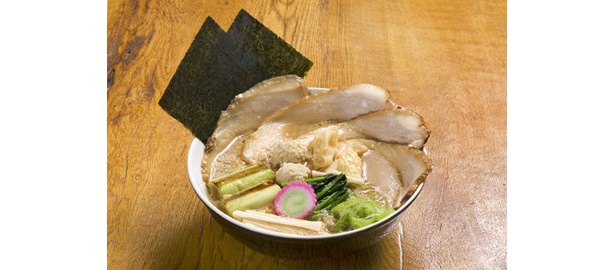 「らーめん富蔵」コクうまちゃーしゅーめん￥1155。コクのあるこってりスープに器からはみ出すほどたっぷりのせたチャーシューは感動モノ