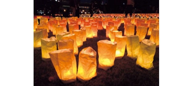 「水都大阪灯明2012」。ことしは、来場者の想いを灯りでつなぐライトアップイベント。来場者に、灯明にメッセージを書いてもらうワークショップを実施。