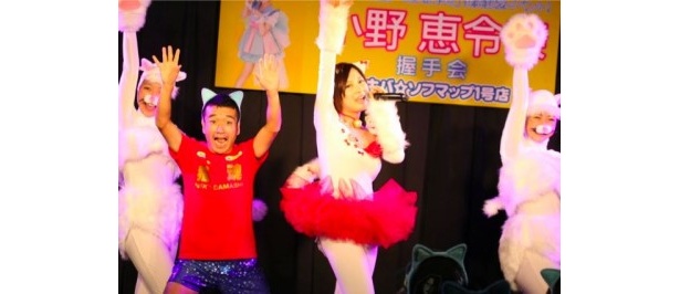 ノリノリの猫ひろしと小野恵令奈