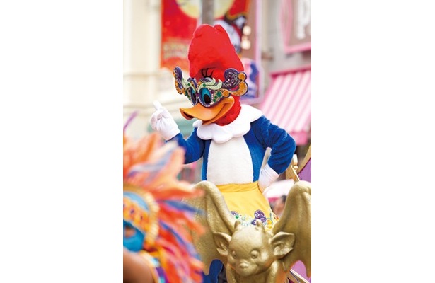 ゴージャスな仮面をつけたウィニーは情熱的なダンスを披露してくれる