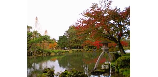 金沢の兼六園が第1位に！紅葉が美しい観光スポットベスト10発表