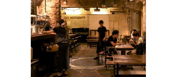 地下にあるカフェアンデパンダンも、ビルの持っているポテンシャルを活用した雰囲気の有るお店。