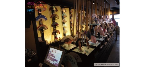 たくさんの扇子が飾られている店内の様子