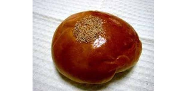シャトール（福岡県福岡市）からは、あんこがズッシリ重たいくらい入っている“ふく福あんぱん”