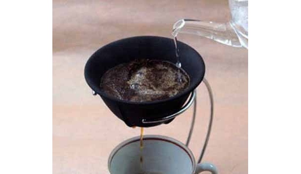 水道水のカルキ臭をとるセラミックフィルター（佐賀県有田市）は、コーヒーの