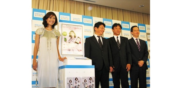 記者会見には阪急阪神ホールディングス株式会社、日本電信電話株式会社、株式会社博報堂の代表者も登壇
