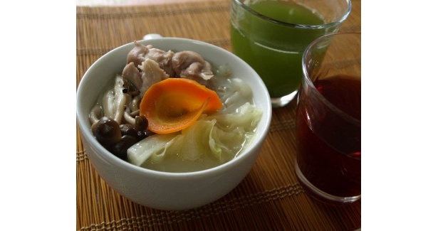 北新地ガーデンブリッジカフェ　美容鍋 ¥300/白菜や豆腐、ゴボウ、鳥肉などが入った美容効果も期待できるコラーゲンたっぷりのヘルシーな鍋をどうぞ（北新地ガーデンブリッジカフェ）