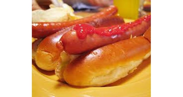中之島ベーカリー ホットドッグ各種 ￥350～/シンプルだけどおいしい手づくりのホットドック。アツアツのできたてをどうぞ（CARNIVAL KITCHEN）