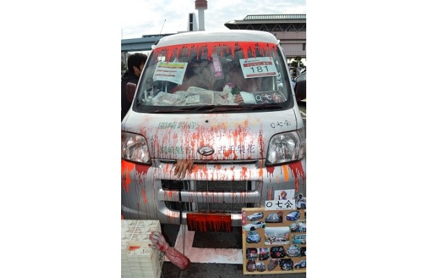 【写真を見る】ボンネットに指が…!?“ホラー系痛車”はこちら！