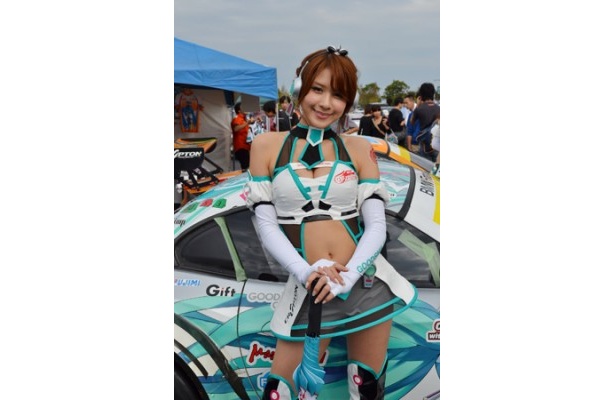 痛車に合わせたコスチュームが良く似合っている