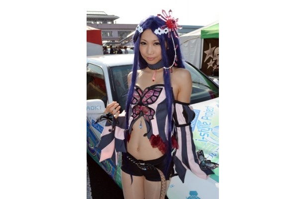 蝶をあしらった衣装が魅力的