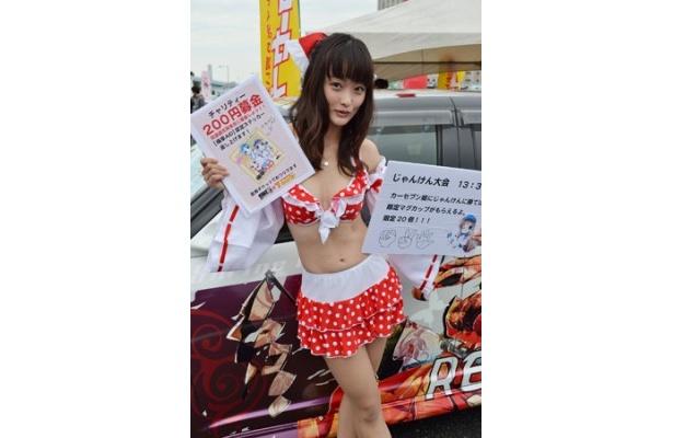水着と巫女装束をミックスした衣装がキュート