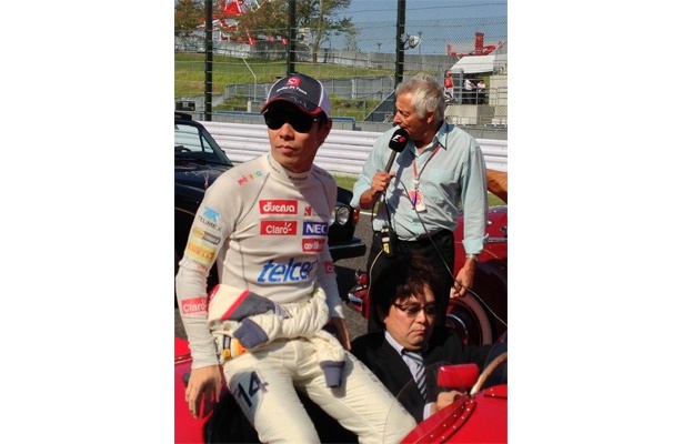 ドライバーズパレードの小林可夢偉。